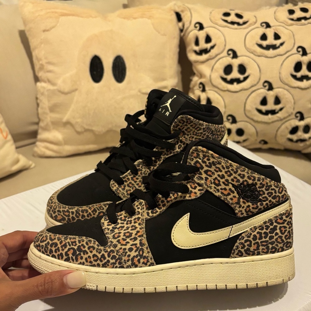 Nike Jordan 1 Leopard Print big kids